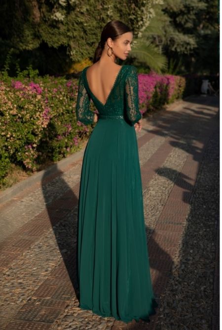 Traje corte en la cintura con cuerpo de encaje y pedreria, espalda en pico