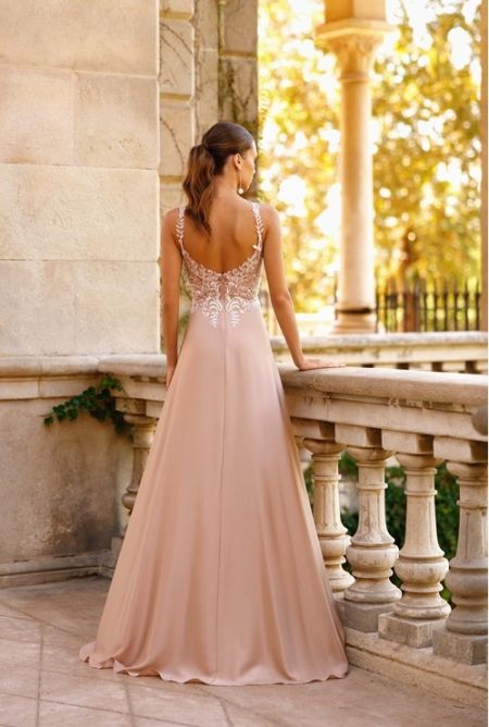 Traje corte princesa con cuerpo de encaje y pedreria, espalda escotada