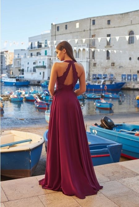 Traje de fiesta con cuerpo de encaje, pedreria y espalda abierta