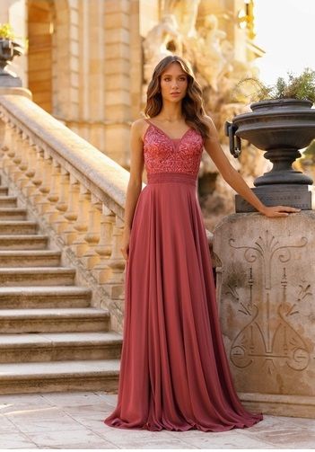 Traje de fiesta con cuerpo de encaje y espada abierta