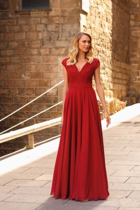 Traje de fiesta con falda de crepe y cuerpo de encaje