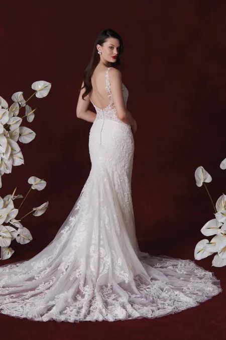 Traje de novia ajustado con bordado en pedreria, transparencias y escote pronunciado
