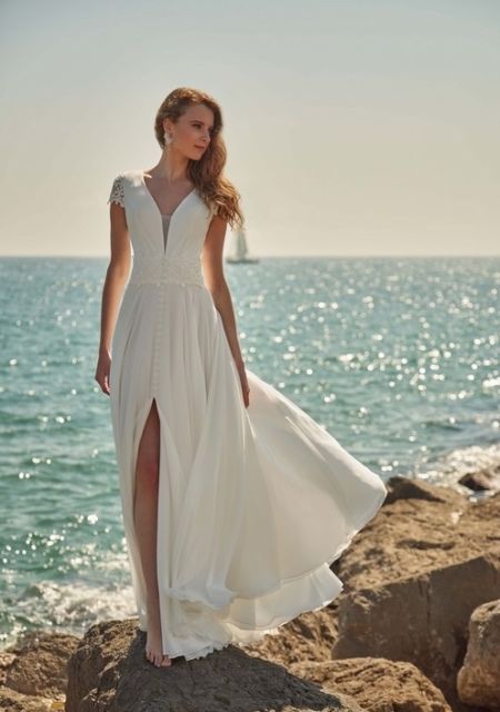 Traje de novia boho con manguita, botonadura y abertura frontal