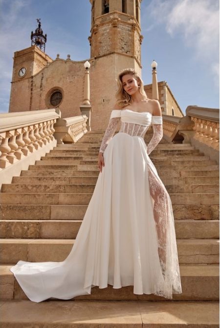 Traje de novia con corset de chantilly semi transparente, mangas desmontables y abertura