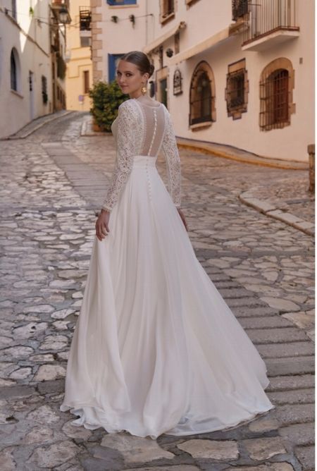 Traje de novia con cuerpo de encaje, falda de crepe y espalda de tul plumetti