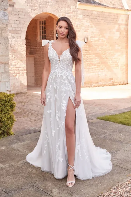 Traje de novia con encaje y abertura (sin lazos)
