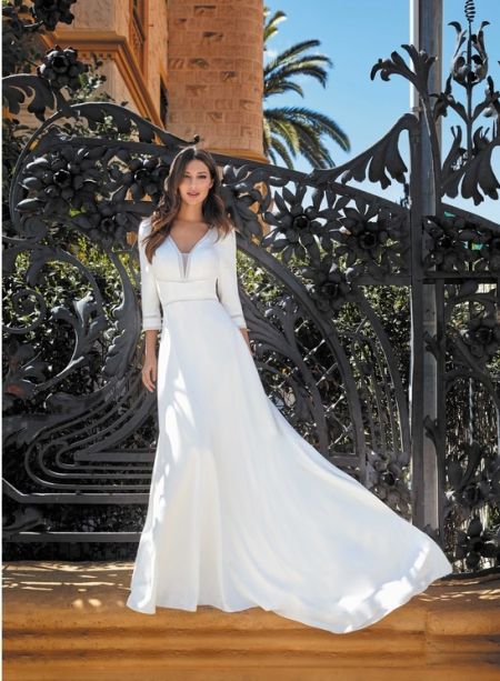 Traje de novia corte A con mangas, detalles en guipur y espalda en V