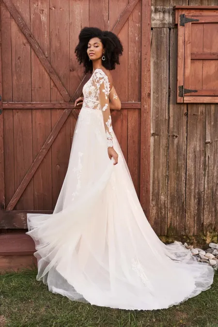 Traje de novia corte en la cintura con mangas, cuerpo de encaje y espalda abierta