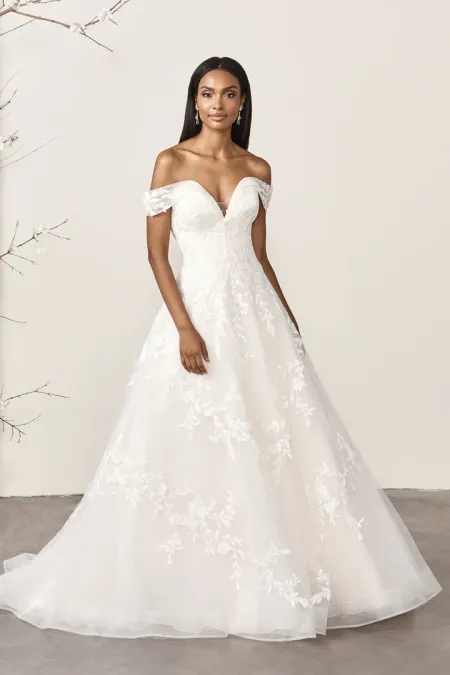 Traje de novia corte evase con encaje y escote barco