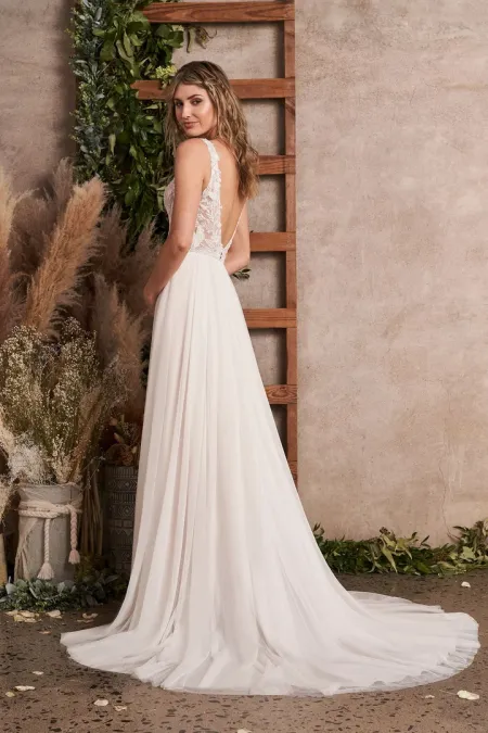 Traje de novia corte evase con falda de tul, cuerpo de guipur y espalda abierta
