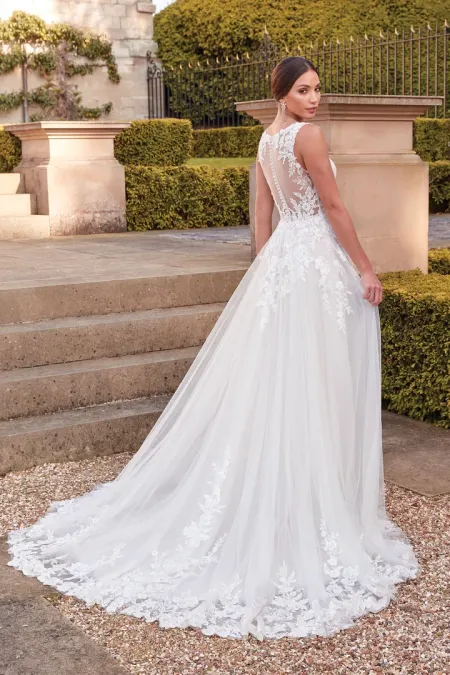 Traje de novia corte princesa con encaje y lentejuelas, espalda semitransparente