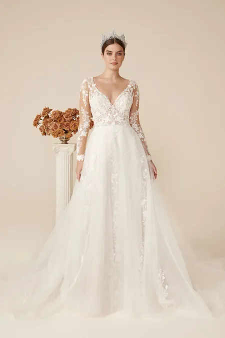 Traje de novia corte princesa con falda de tul bordado, mangas y espalda efecto tatoo