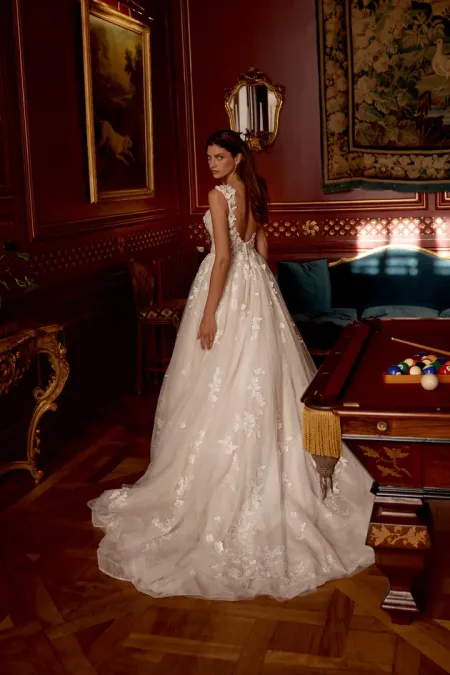 Traje de novia corte princesa con flores en 3D, espalda abierta y cola catedral