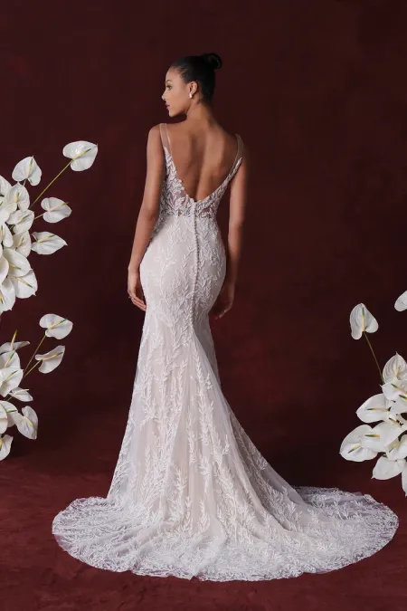 Traje de novia corte sirena con bordado en pedreria y espalda en V