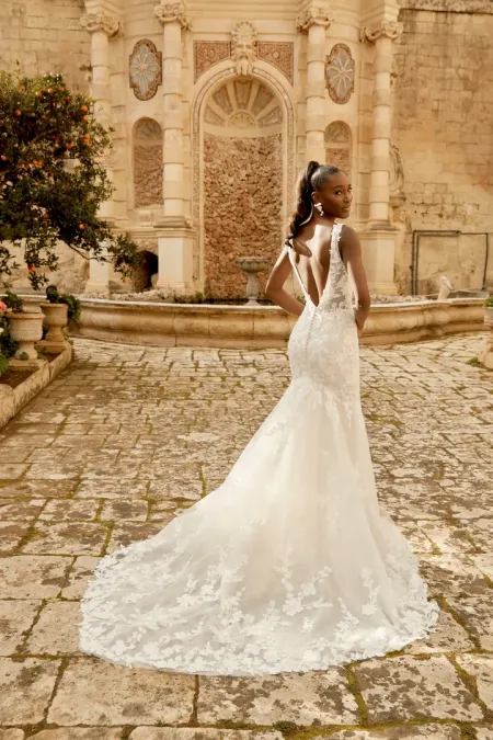 Traje de novia corte sirena con escote pronunciado y espalda abierta