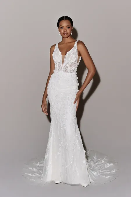 Traje de novia corte sirena con espalda abierta y petalos en 3D