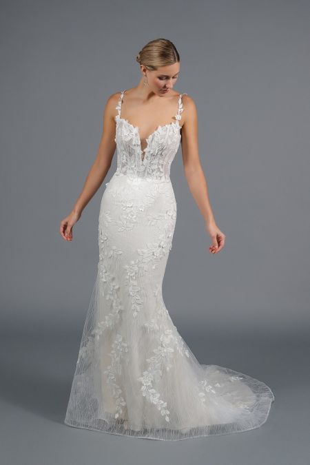 Traje de novia corte sirena con espalda abierta, pedreria y encaje en 3D