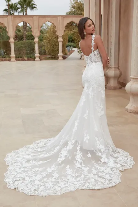 Traje de novia corte sirena con semitransparencias, encaje y cola petalo