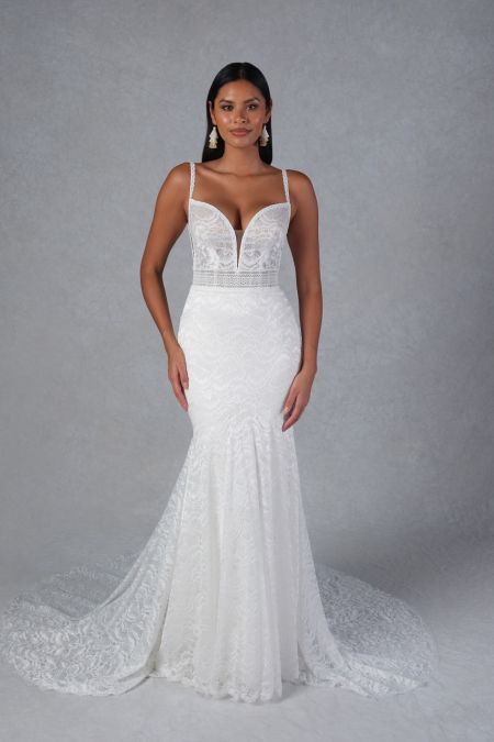 Traje de novia corte sirena de chantilly con escote forma corazon pronunciado 