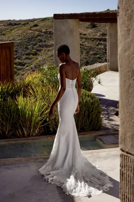 Traje de novia corte sirena en crepe con cuerpo y cola de guipur