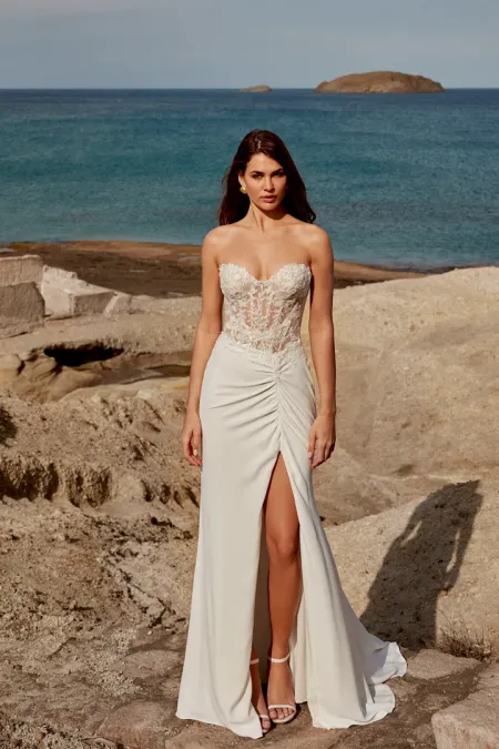 Traje de novia de crepe, con abertura frontal y corpiño bordado en pedreria