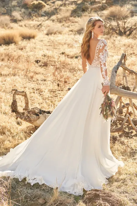 Traje de novia evase con cuerpo de guipur, mangas y falda de crepe