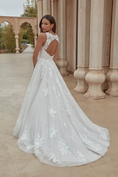 Traje de novia evase con encaje, falda de tul con purpurina y espalda escotada