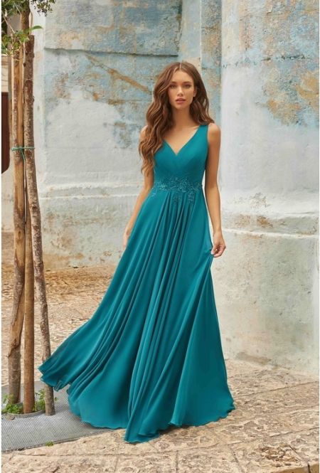 Vestido corte imprerio con detalle en encaje y pedreria en la cintura