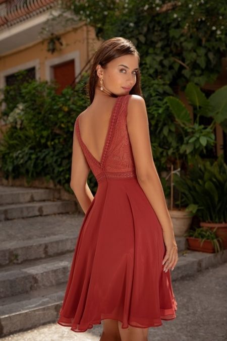 Vestido corto con cuerpo de encaje y espalda en pico