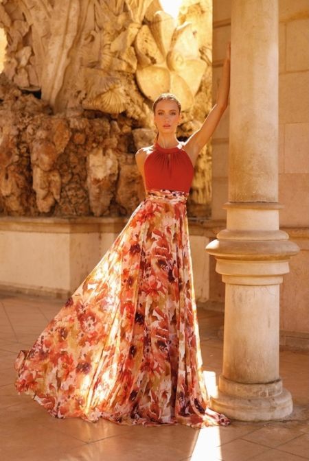 Vestido de fiesta con falda de estampado floral y espalda escotada